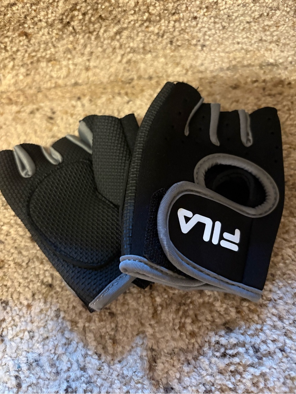 Fila new women’s workout gloves. Size small/medium